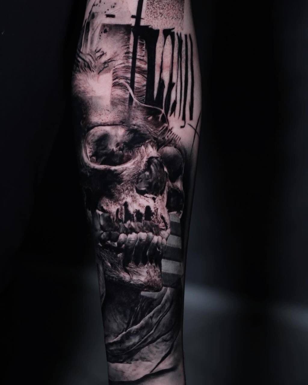 Black & Grey Tattoo – realistische Schädel-Komposition – Blood Diamond Tattoo Ink.