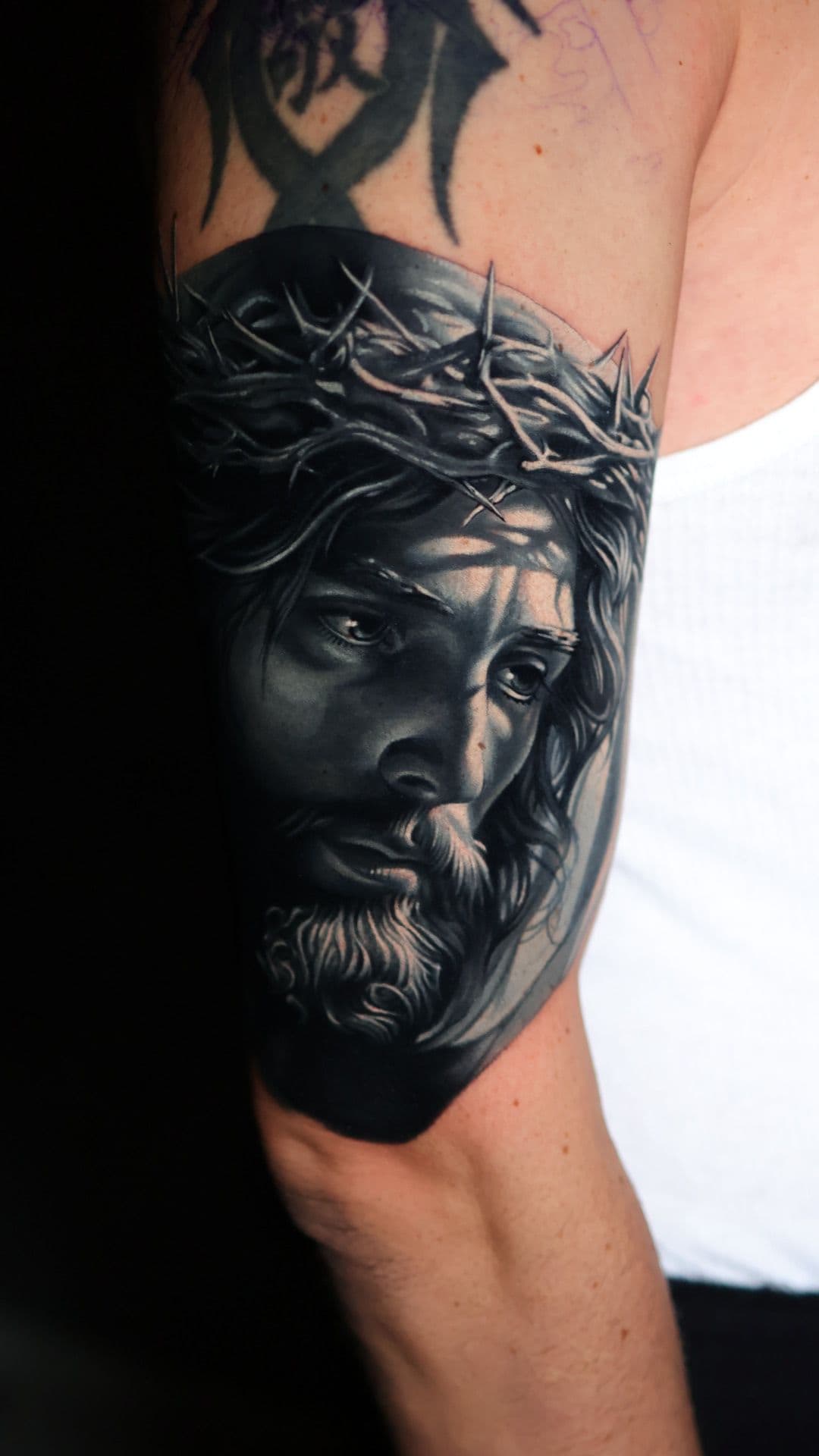 Realistic Tattoo – Porträt mit Dornenkrone – Blood Diamond Tattoo Ink.