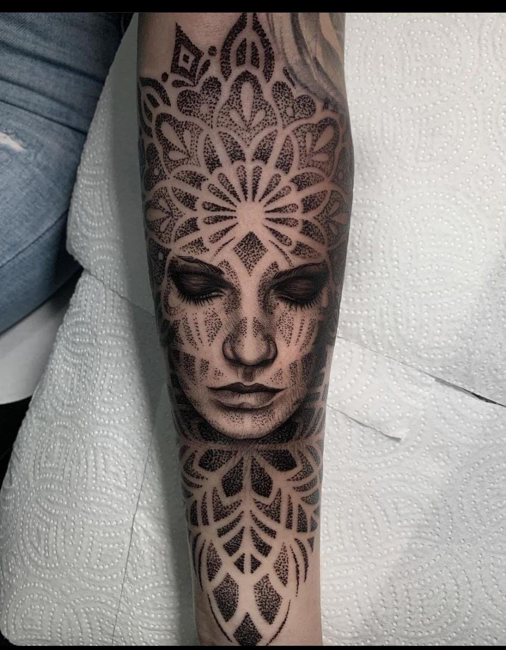 Mandala Tattoo – ornamentale Dotwork-Komposition – Blood Diamond Tattoo Ink.