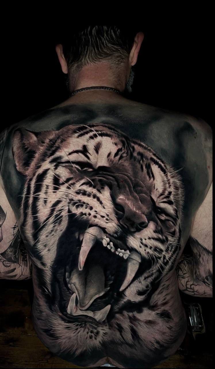 Realistic Tattoo – fotorealistisches Porträt mit fein abgestuften Schattierungen – Blood Diamond Tattoo Ink.